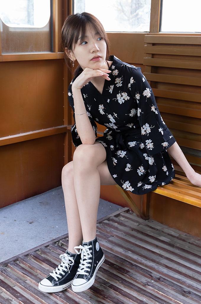 W010-匡威帆布鞋、浅灰色短棉袜、肉丝