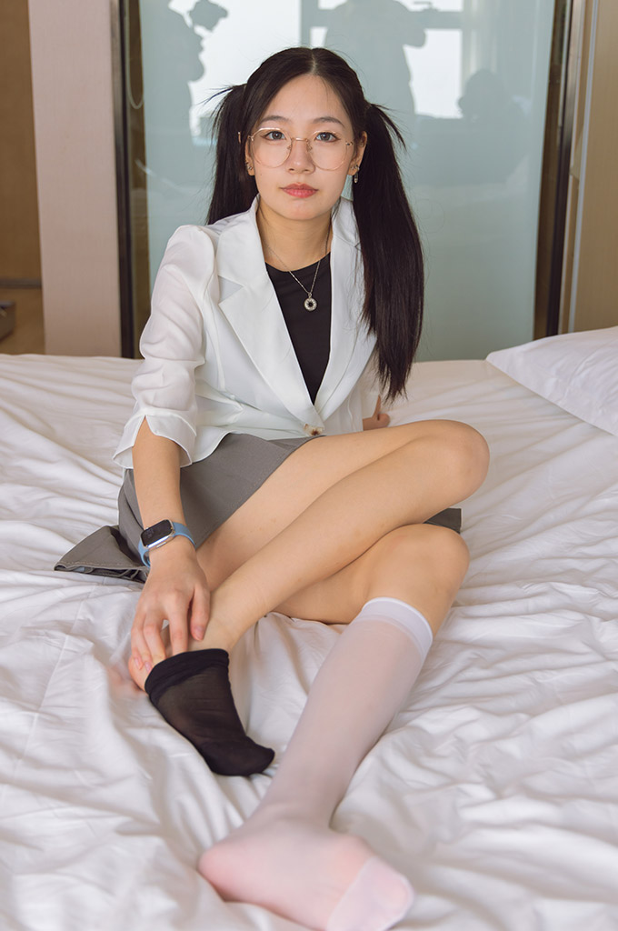 W073-两双高跟鞋、一只脚小腿白丝（脚尖加固款）、一只脚小腿黑丝（脚尖加固款）