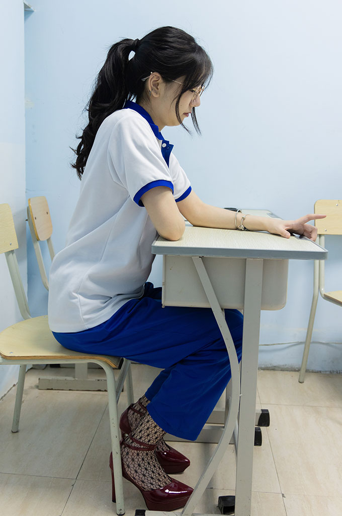 W146-高跟鞋、黑色蕾丝网袜、校服裤里丝