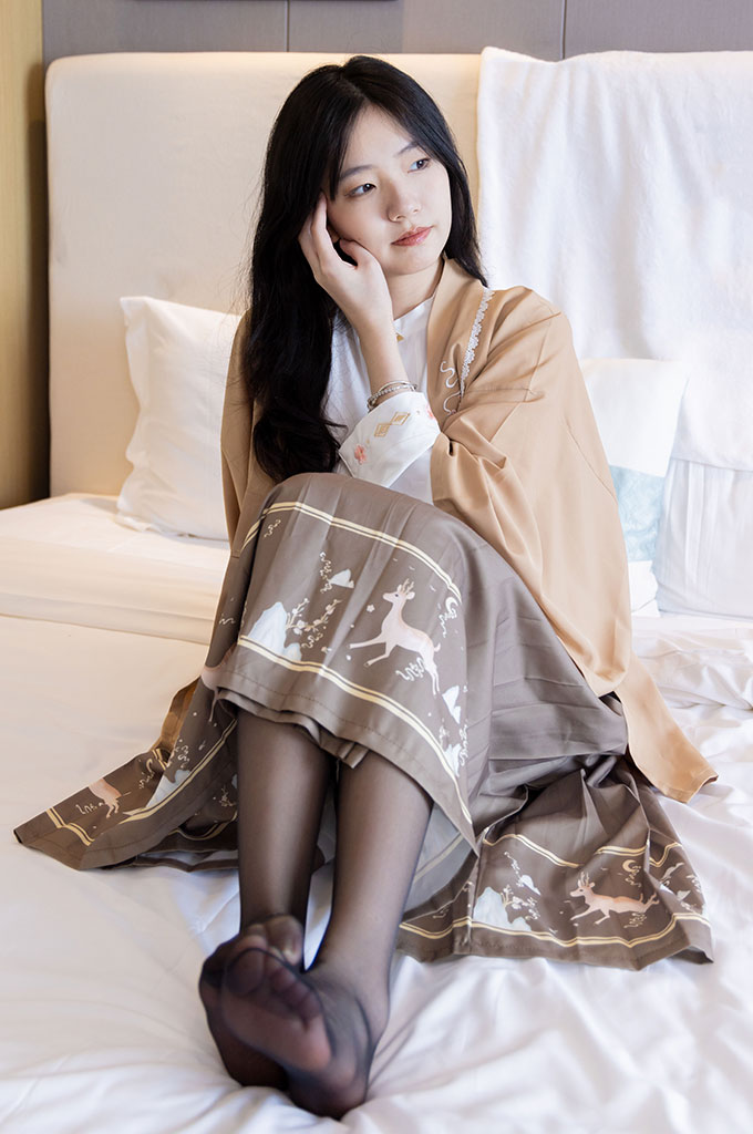 W159-两双高跟鞋、黑色丝袜、肉色丝袜