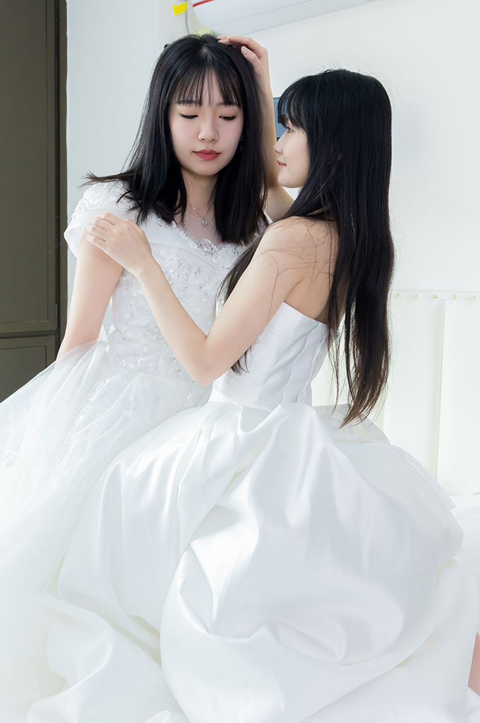 W186-两双高跟鞋、薄肉丝、薄白丝、婚纱主题、互相帮对方腿脚涂抹