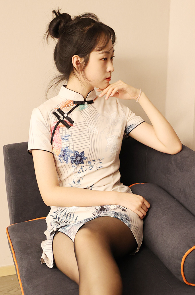 W291-旗袍、黑色丝袜（脚尖透明）、裸足