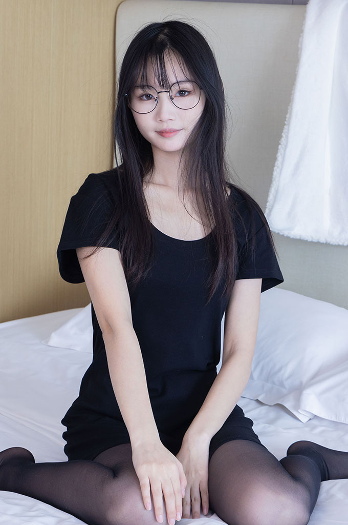 W299-包臀连衣裙、高跟鞋、薄黑丝（脚尖加固）