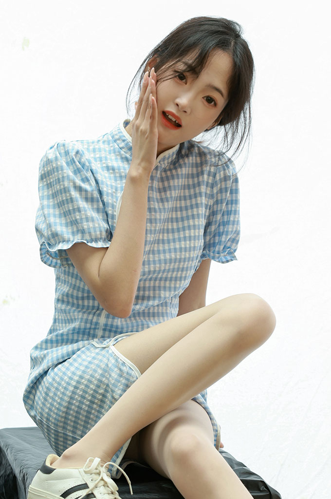 W323-肉色丝袜（脚尖加固）、运动鞋