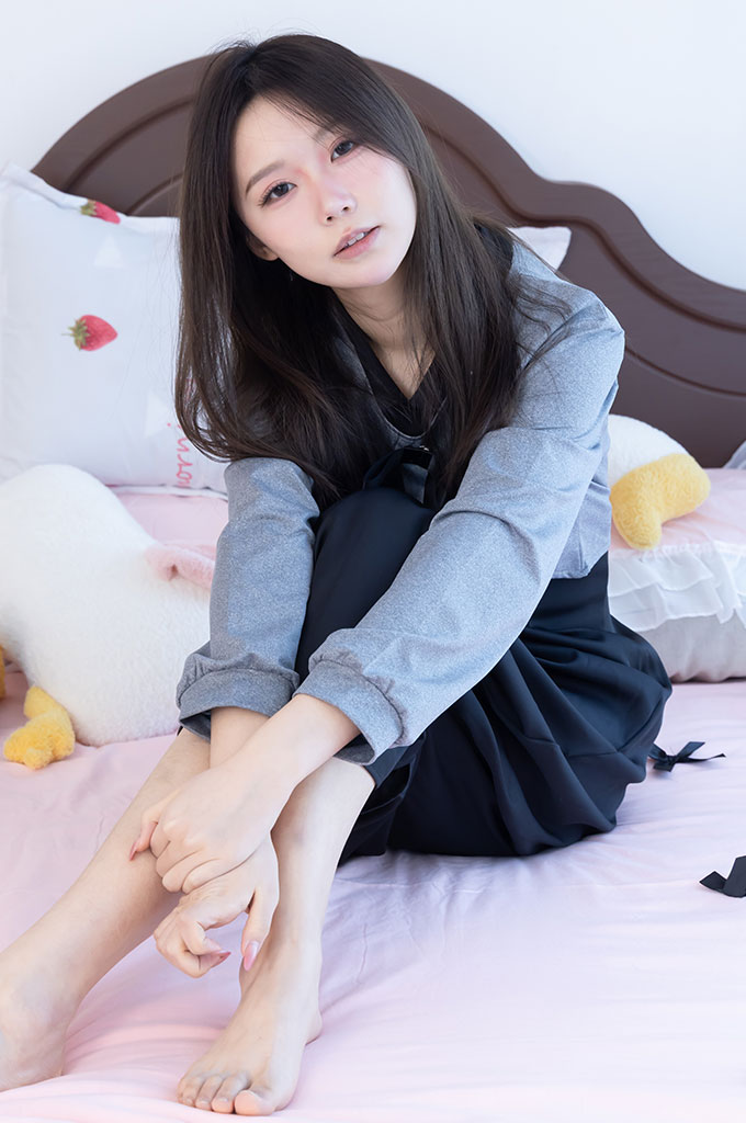 W346-皮鞋、白棉袜、裸足